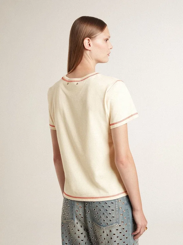 Camiseta de mujer color crema con detalles en rojo descolorido