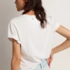 Camiseta de mujer de corte regular con efecto desgastado en blanco