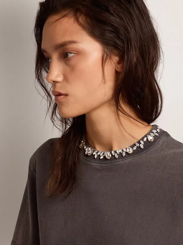 Camiseta de mujer en gris antracita con cristales