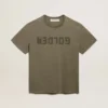 Camiseta de corte regular en verde oliva con letras doradas en la parte delantera