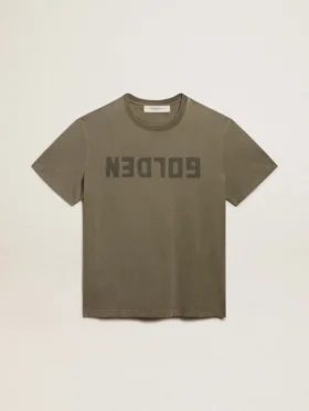 Camiseta de mujer en verde oliva con letras doradas
