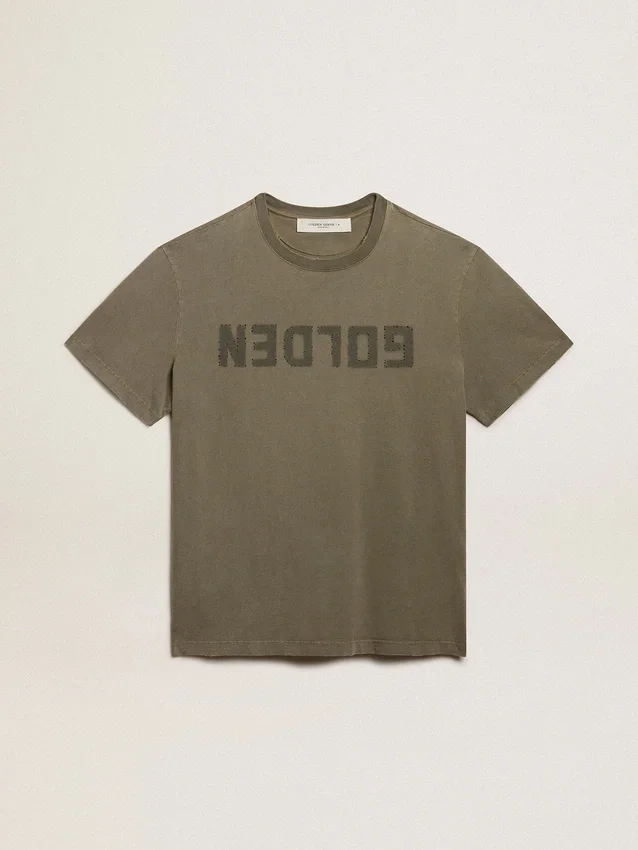 Camiseta de mujer en verde oliva con letras doradas