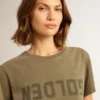 Camiseta de mujer en verde oliva con letras doradas