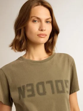 Camiseta de mujer en verde oliva con letras doradas
