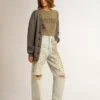 Camiseta de mujer en verde oliva con letras doradas