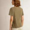 Camiseta de mujer en verde oliva con letras doradas