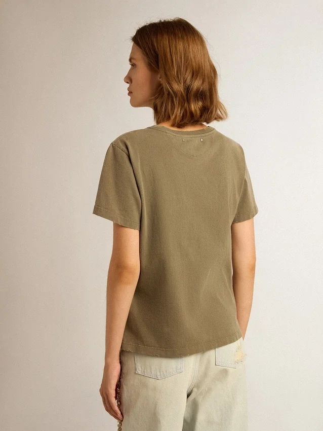 Camiseta de mujer en verde oliva con letras doradas