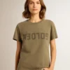 Camiseta de mujer en verde oliva con letras doradas