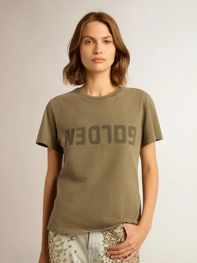 Camiseta de mujer en verde oliva con letras doradas