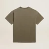 Camiseta de hombre verde oliva con letras doradas