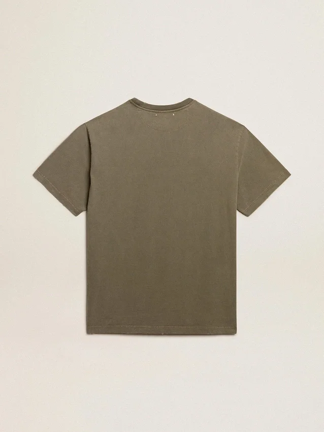 Camiseta de hombre verde oliva con letras doradas