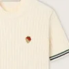 Camiseta de punto blanca para mujer con ribetes en contraste y broche extraíble
