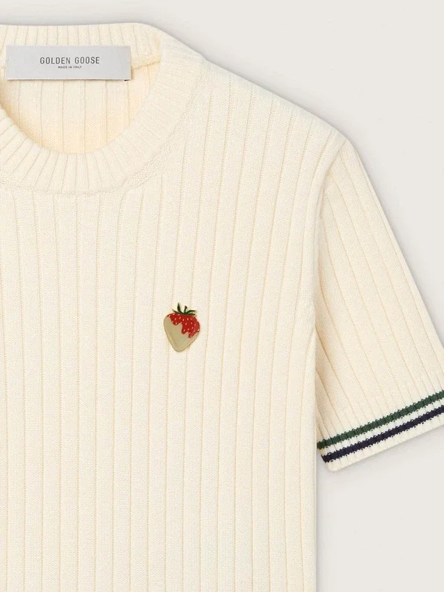 Camiseta de punto blanca para mujer con ribetes en contraste y broche extraíble