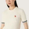 Camiseta de punto blanca para mujer con ribetes en contraste y broche extraíble