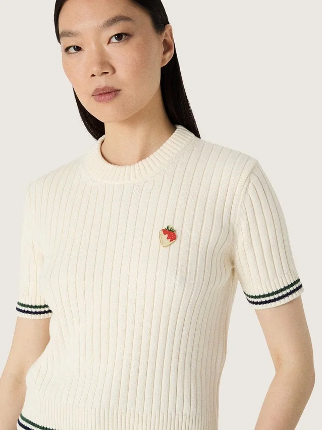 Camiseta de punto blanca para mujer con ribetes en contraste y broche extraíble