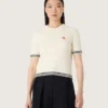 Camiseta de punto blanca para mujer con ribetes en contraste y broche extraíble