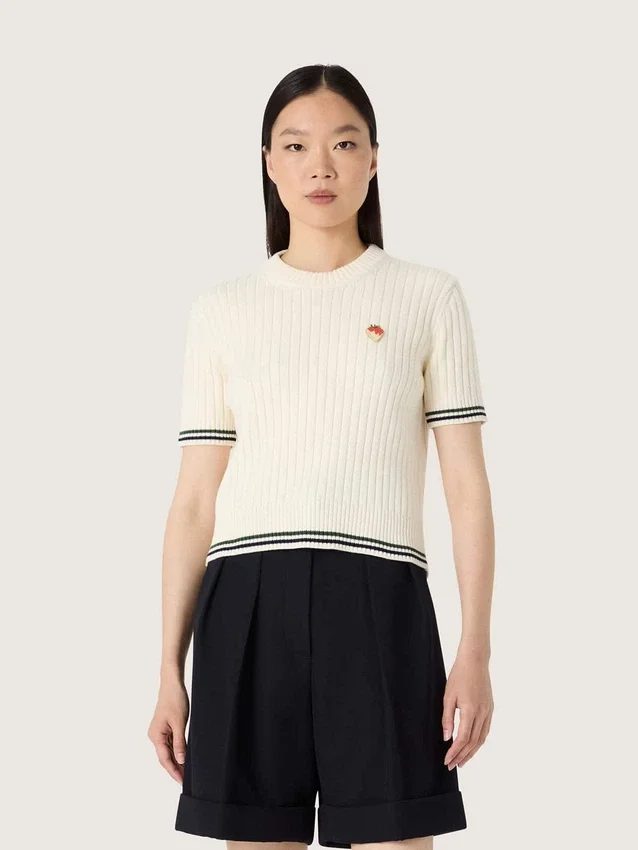 Camiseta de punto blanca para mujer con ribetes en contraste y broche extraíble