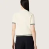 Camiseta de punto blanca para mujer con ribetes en contraste y broche extraíble