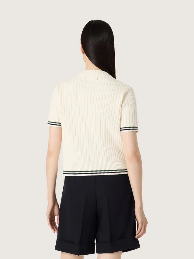 Camiseta de punto blanca para mujer con ribetes en contraste y broche extraíble