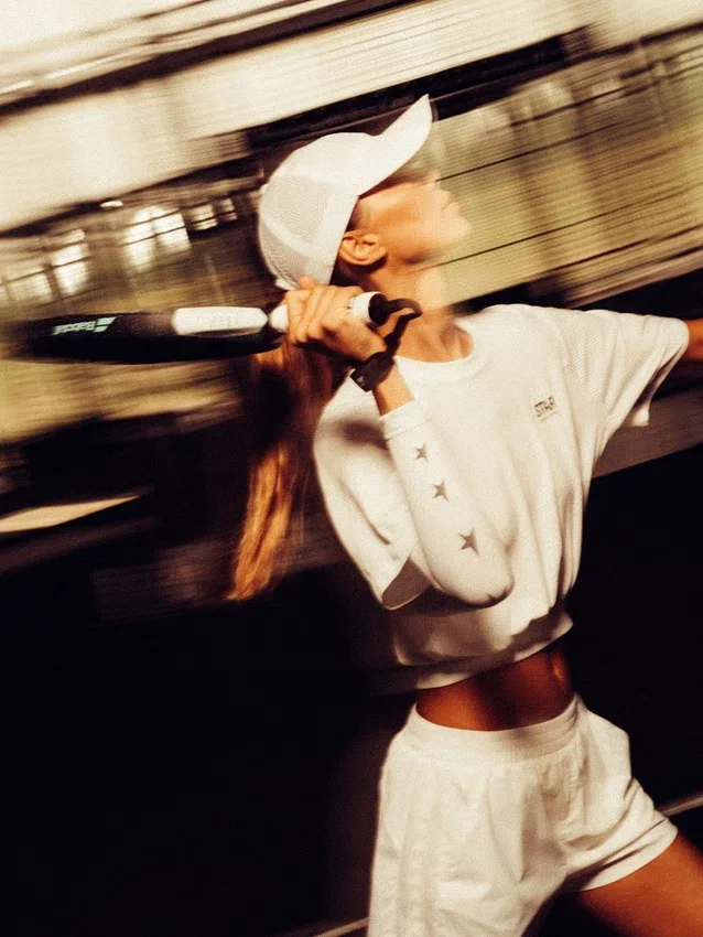 Camiseta deportiva corta blanca para mujer