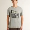 Camiseta gris de hombre con efecto vintage y estampado en la parte delantera