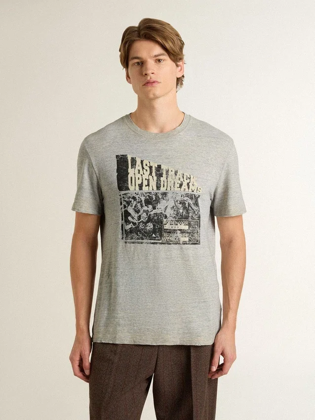 Camiseta gris de hombre con efecto vintage y estampado en la parte delantera