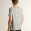 Camiseta gris de hombre con efecto vintage y estampado en la parte delantera