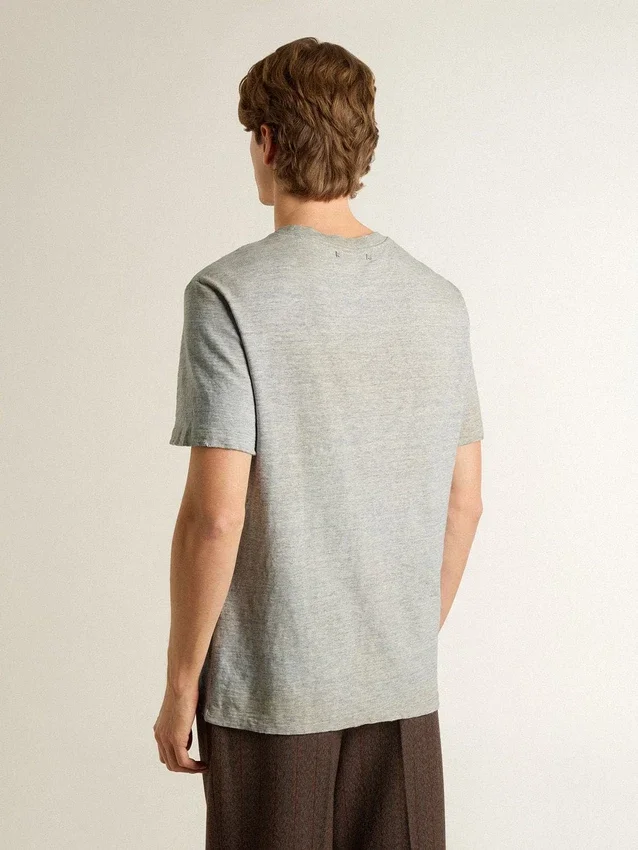 Camiseta gris de hombre con efecto vintage y estampado en la parte delantera