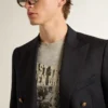 Camiseta gris de hombre con efecto vintage y estampado en la parte delantera
