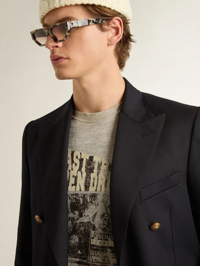 Camiseta gris de hombre con efecto vintage y estampado en la parte delantera