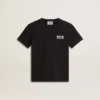 Camiseta negra con logotipo blanco en contraste en la parte delantera y una estrella gigante en la espalda