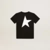 Camiseta negra con logotipo blanco en contraste en la parte delantera y una estrella gigante en la espalda
