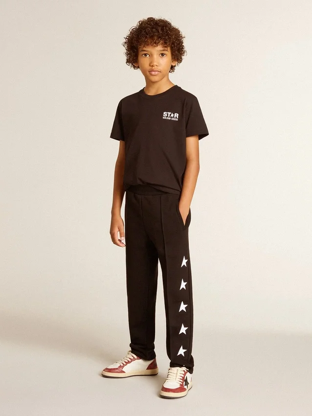 Camiseta negra con logotipo blanco en contraste en la parte delantera y una estrella gigante en la espalda