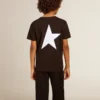 Camiseta negra con logotipo blanco en contraste en la parte delantera y una estrella gigante en la espalda