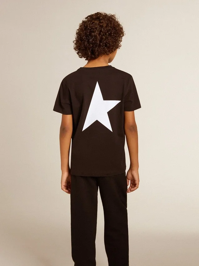Camiseta negra con logotipo blanco en contraste en la parte delantera y una estrella gigante en la espalda