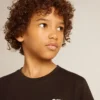 Camiseta negra con logotipo blanco en contraste en la parte delantera y una estrella gigante en la espalda