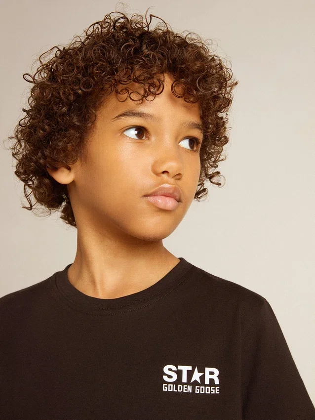 Camiseta negra con logotipo blanco en contraste en la parte delantera y una estrella gigante en la espalda