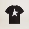 Camiseta negra con logotipo blanco en contraste en la parte delantera y una estrella gigante en la espalda