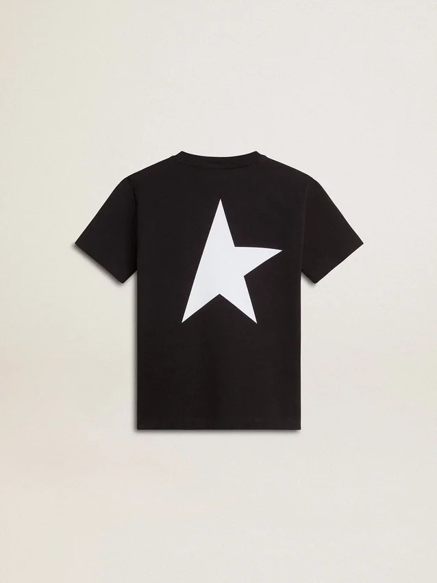 Camiseta negra con logotipo blanco en contraste en la parte delantera y una estrella gigante en la espalda