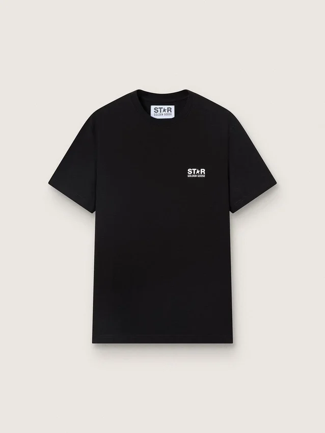 Camiseta negra de hombre con logotipo y estrella blancos en contraste