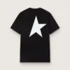 Camiseta negra de hombre con logotipo y estrella blancos en contraste