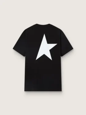 Camiseta negra de hombre con logotipo y estrella blancos en contraste