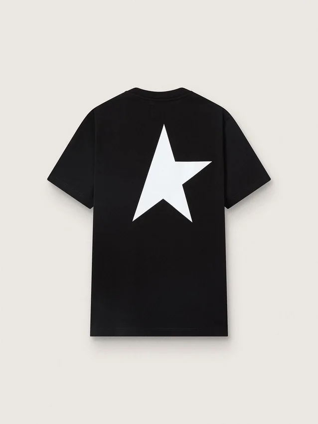 Camiseta negra de hombre con logotipo y estrella blancos en contraste