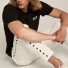 Camiseta negra de hombre con logotipo y estrella blancos en contraste