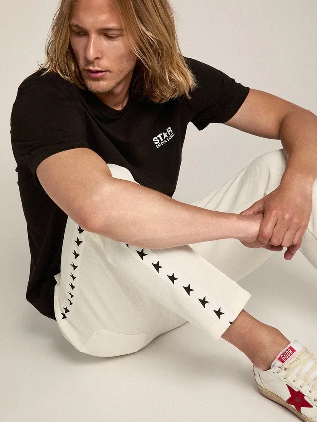 Camiseta negra de hombre con logotipo y estrella blancos en contraste