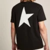 Camiseta negra de hombre con logotipo y estrella blancos en contraste