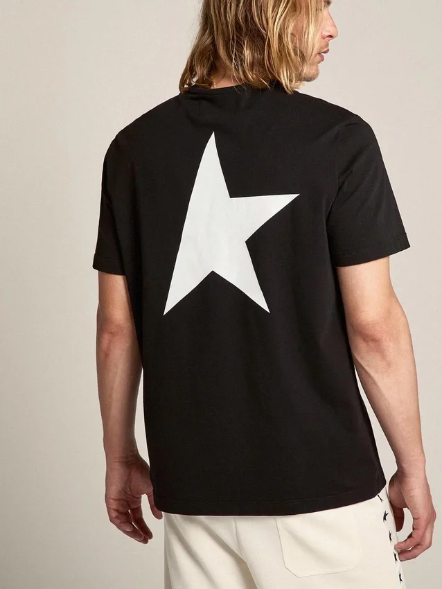 Camiseta negra de hombre con logotipo y estrella blancos en contraste
