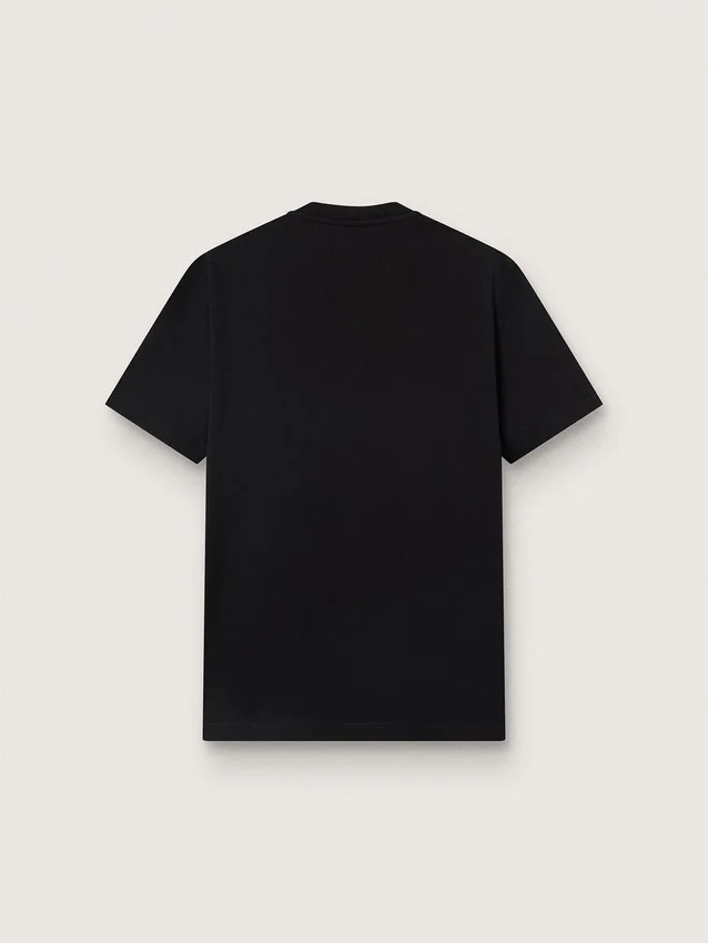 Camiseta negra de la Star Collection con una estrella tono sobre tono en la parte delantera
