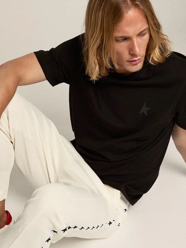 Camiseta negra de la Star Collection con una estrella tono sobre tono en la parte delantera