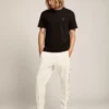 Camiseta negra de la Star Collection con una estrella tono sobre tono en la parte delantera